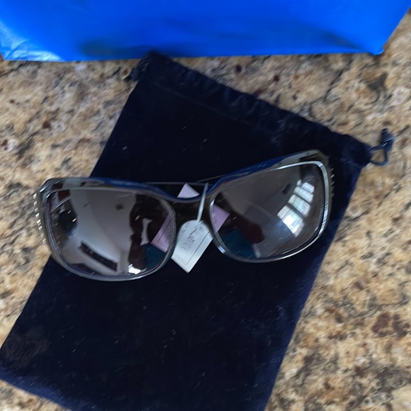 UGA Sunglasses - Picture 3 of 5